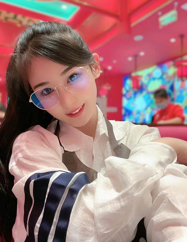 巴黎伴游大学生